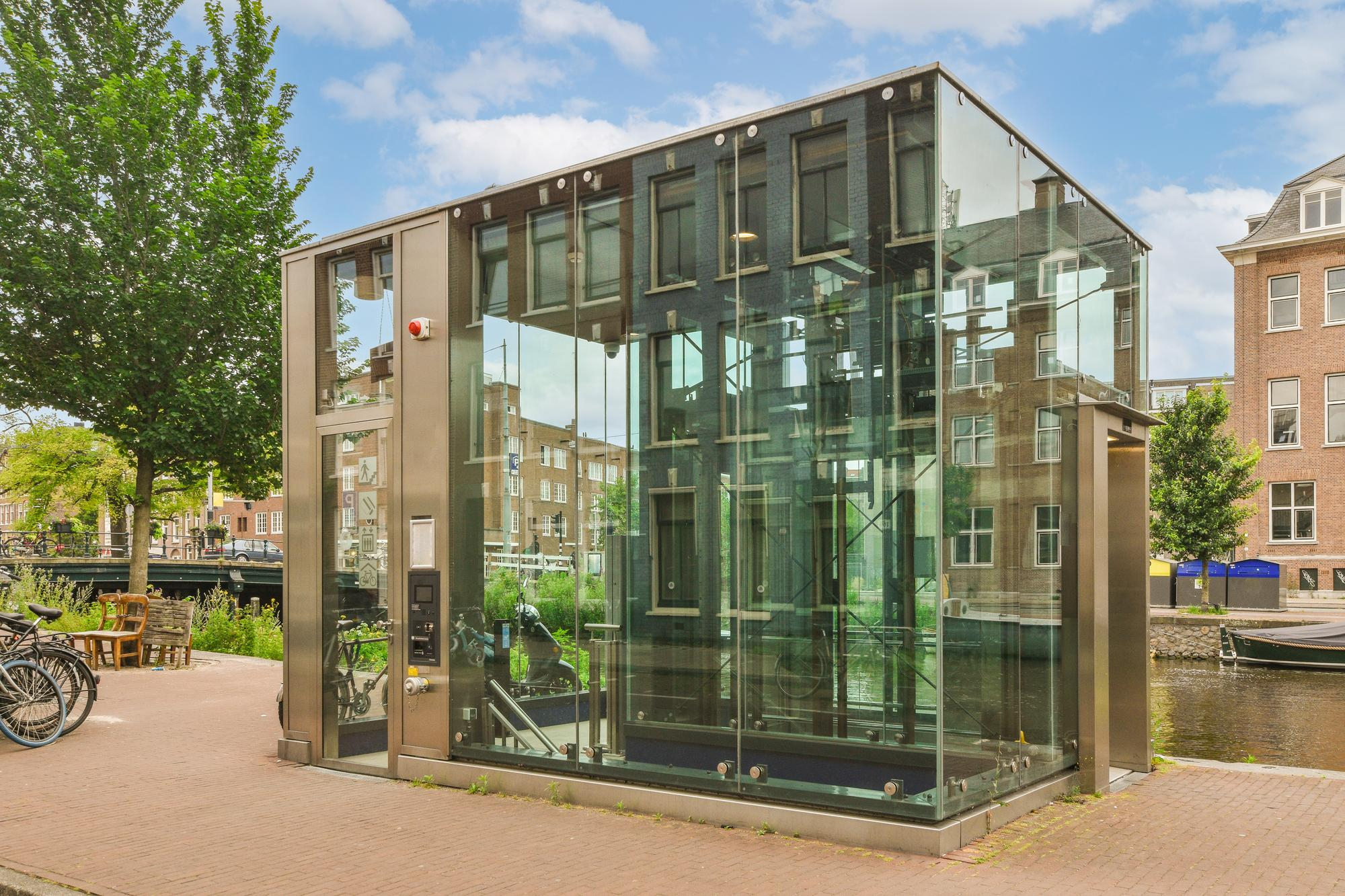 47111 Frameless glass structure for public space UK